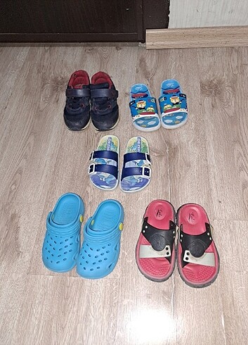 Çocuk terlikler ve spor ayakkabı 25 .26. No 