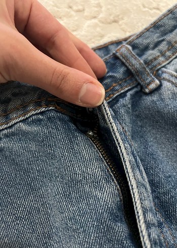 Kadın Mavi Yırtık Denim Mini Şort - Görsel 3