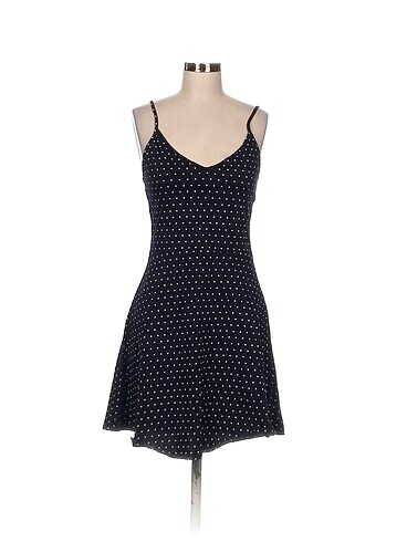 H&M Kısa Elbise %70 İndirimli.