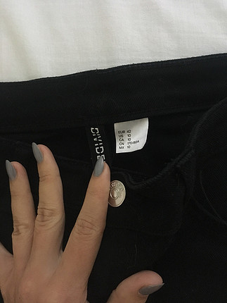 42 Beden siyah Renk H&m siyah dizleri yırtık kot pantolon