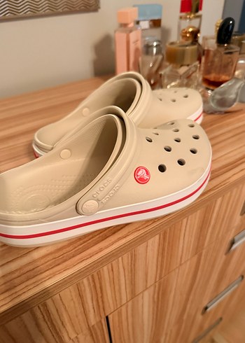 Crocs Krem Crocs Rahat Ve Sik Sandalet Kullanilmamistir