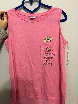 Pembe kolsuz tişört
