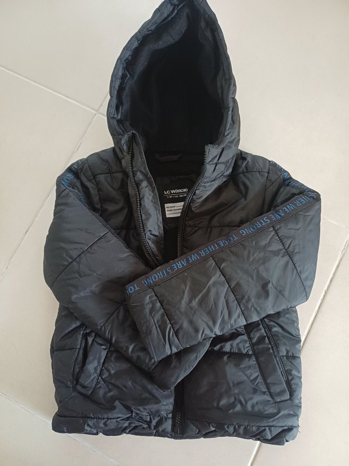 Erkek Çocuk Siyah Kapüşonlu Fermuarlı Mont - Görsel 2