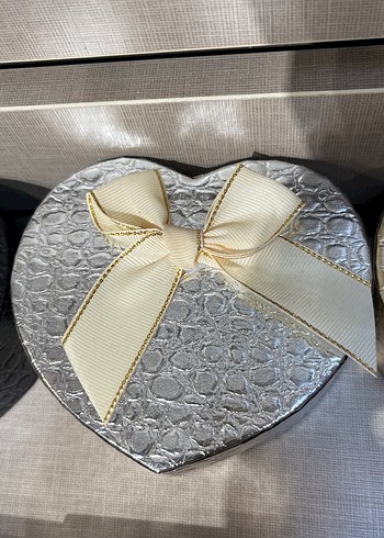 Zara Desenli Beyaz Fiyonklu Hediye Kutusu