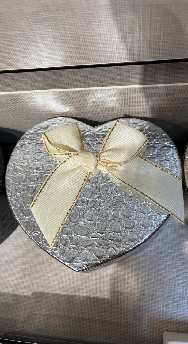 Desenli Beyaz Fiyonklu Hediye Kutusu - Görsel 2