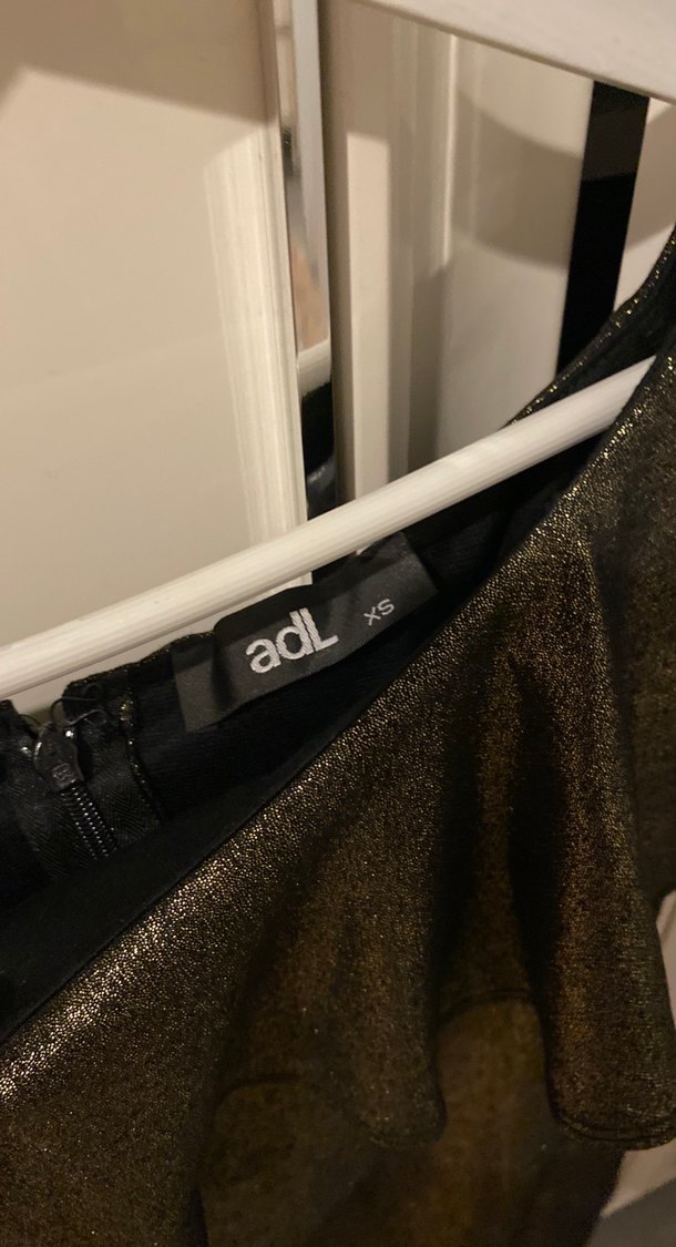 Drapeli Altın Yılan Desenli Uzun Abiye Elbise - Görsel 3