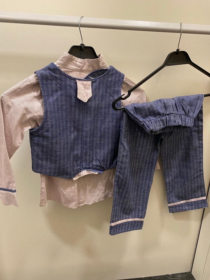 Erkek Çocuk Mavi Düğmeli Yelekli Takım - Görsel 3