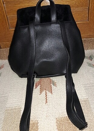  Beden siyah Renk Peluş sırt çantası çok az kullanılmıştır. Hiçbir defosu yoktur