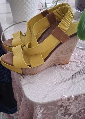 Sarı Dolgu Topuklu Kadın Sandalet - Görsel 2