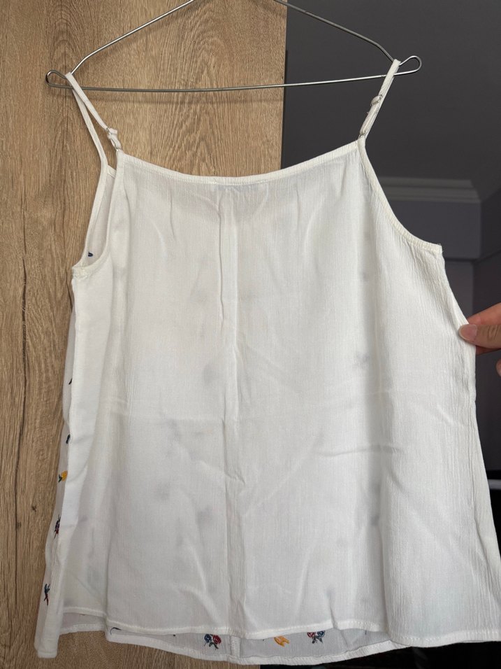 Nakışlı Düğmeli Beyaz Askılı Bluz - Görsel 4