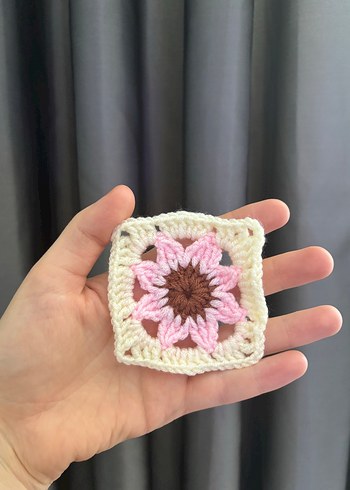 Pembe Çiçek Motifli El Örgüsü Kare