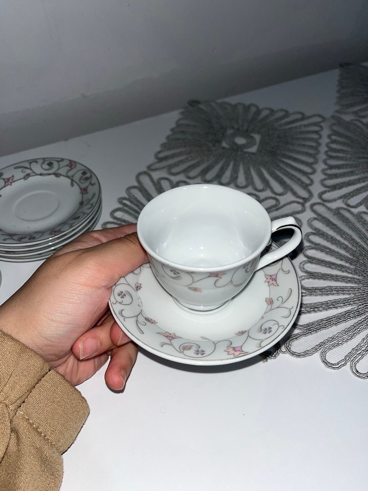 Gri Desenli Beyaz Porselen Fincan ve Tabağı - Görsel 2