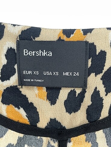 xs Beden çeşitli Renk Bershka Blazer %70 İndirimli.