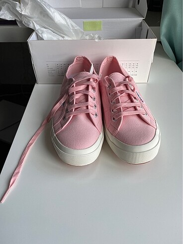 38 Beden Superga