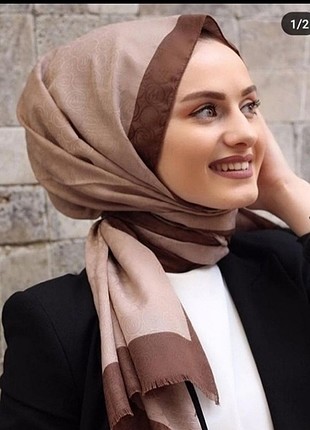 Monogram şal sıfır paketinde gönderilir