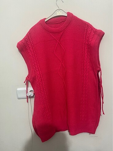 Pembe süveter