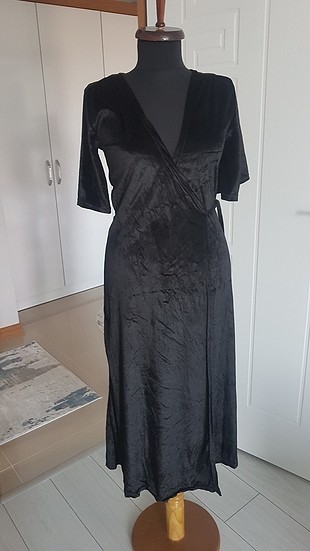 Siyah derin dekokte elbise