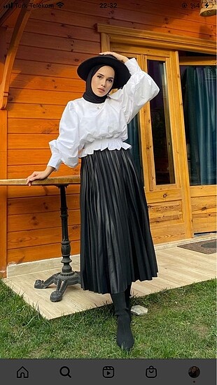 Deri görünümlü siyah pileli etek