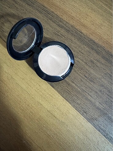Beden Mac nw20 studio finish concealer