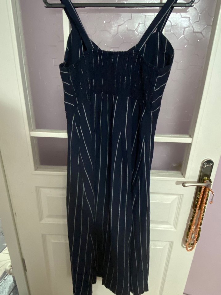 Düğmeli, V Yakalı Çizgili Uzun Lacivert Elbise - Görsel 4