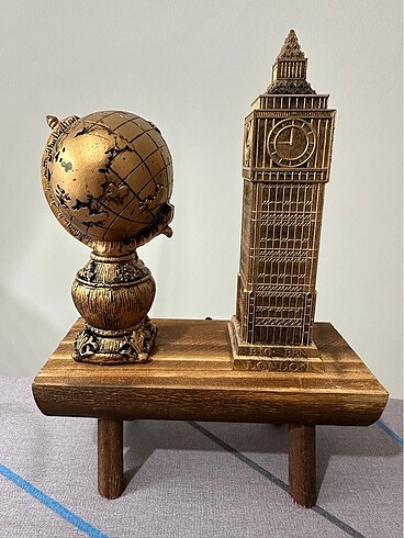 Diğer London saat kulesi ve dünya küresi