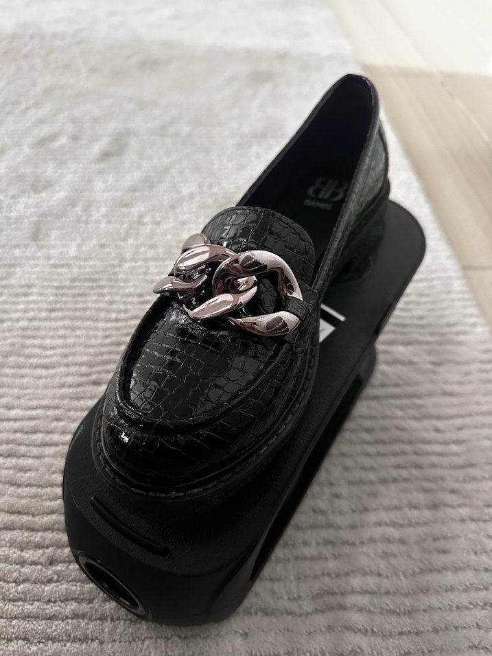 Zincir Detaylı Siyah Yılan Desenli  Kadın Loafer - Görsel 2