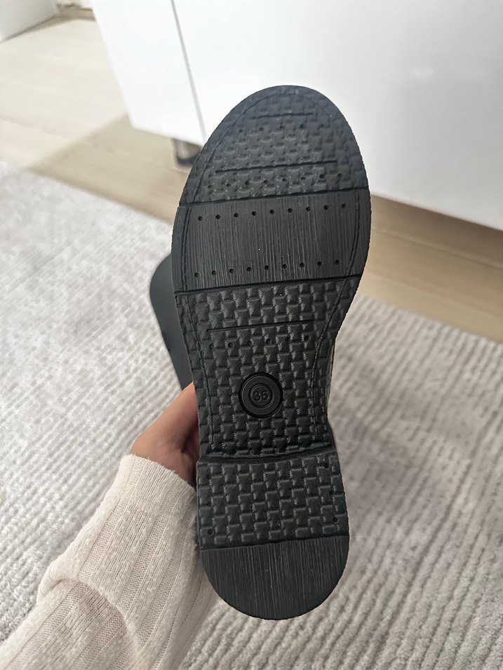 Zincir Detaylı Siyah Yılan Desenli  Kadın Loafer - Görsel 3