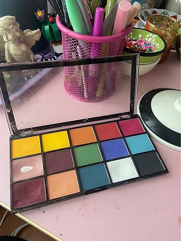 Revolution Far Paleti Marvellous Mattes