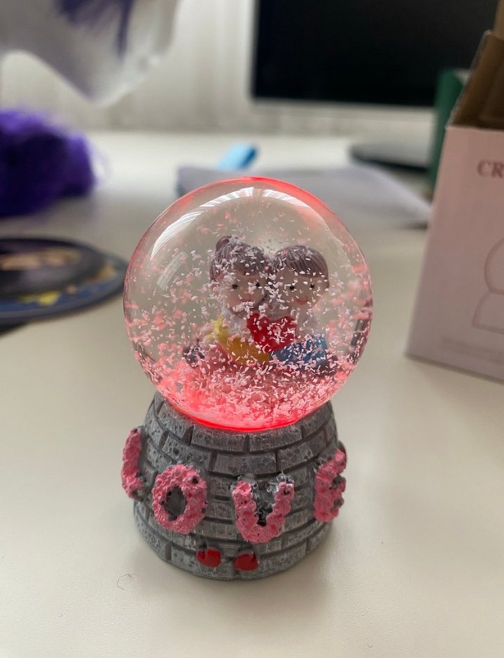 Renkli Pembe Aşıklar Kar Küresi - Görsel 3