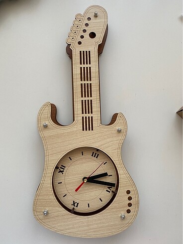 Duvar saati gitar şeklinde