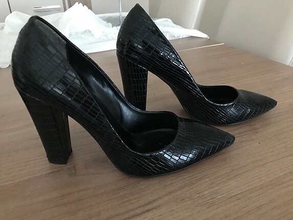 Yılan derisi görünümlü stiletto