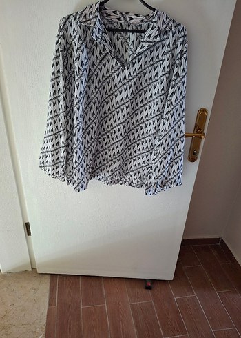 V Yaka Siyah beyaz Uzun Kollu Kadın Gömlek