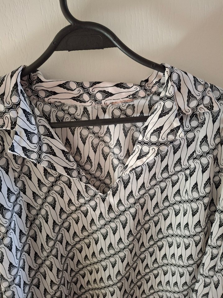 V Yaka Siyah beyaz Uzun Kollu Kadın Gömlek - Görsel 4