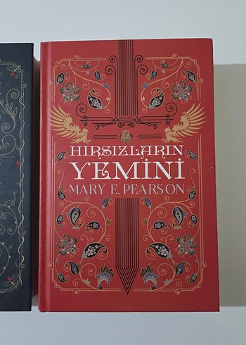Beden Hırsızların Dansı ve Hırsızların Yemini - Mary E. Pearson