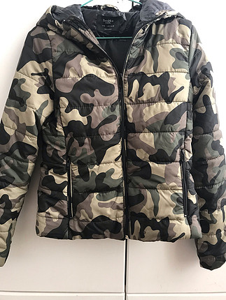 Bershka Bershka kamuflaj desenli kapşonlu mont