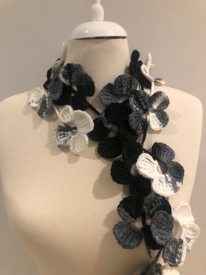 Gri Tığ İşi Çiçekli Kadın Fular - Görsel 3