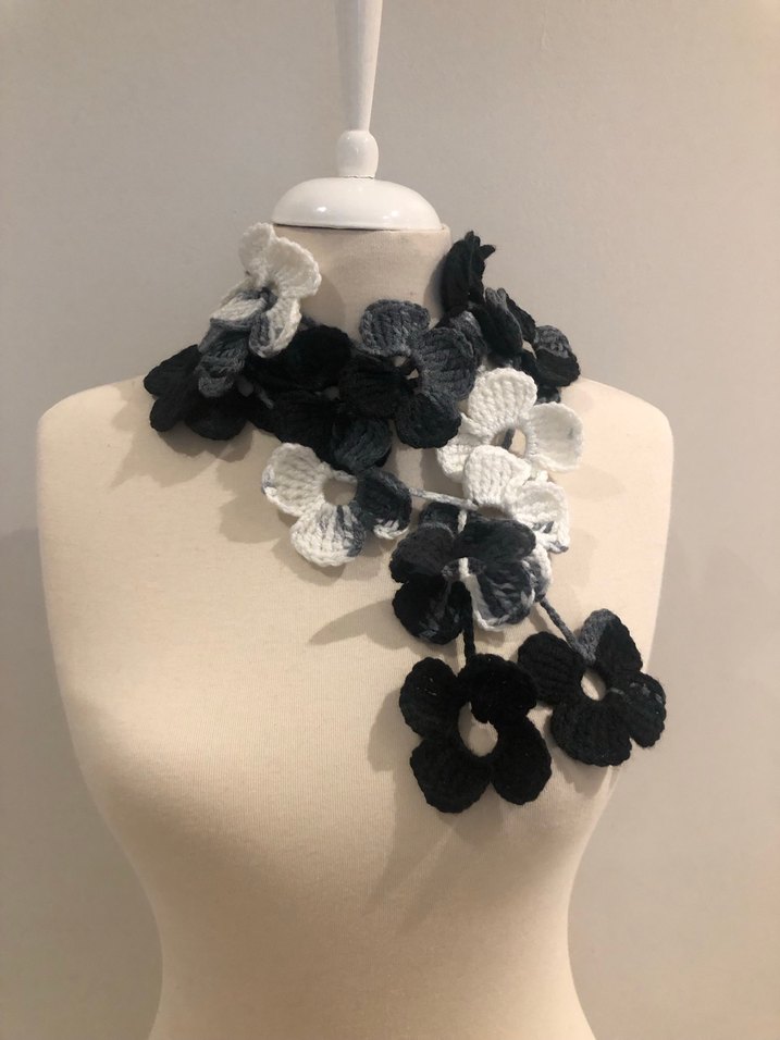 Gri Tığ İşi Çiçekli Kadın Fular - Görsel 4