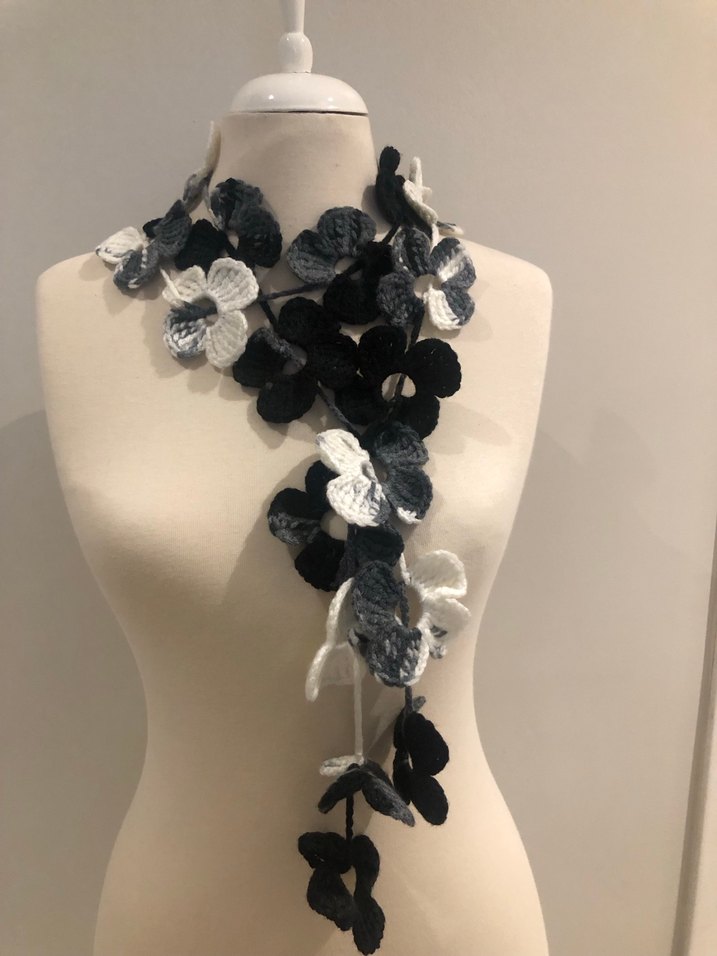 Gri Tığ İşi Çiçekli Kadın Fular - Görsel 5