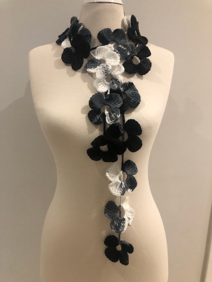 Gri Tığ İşi Çiçekli Kadın Fular - Görsel 2