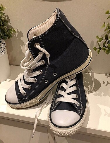 Koyu mavi converse tipi ayakkabı