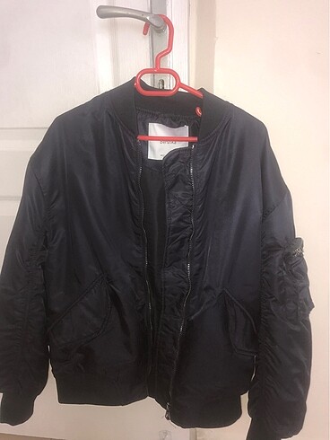 Bershka Boomber Mont