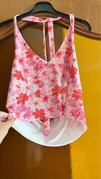 çiçekli boyundan bağlamalı desenli pembe beyaz üst nakd marka