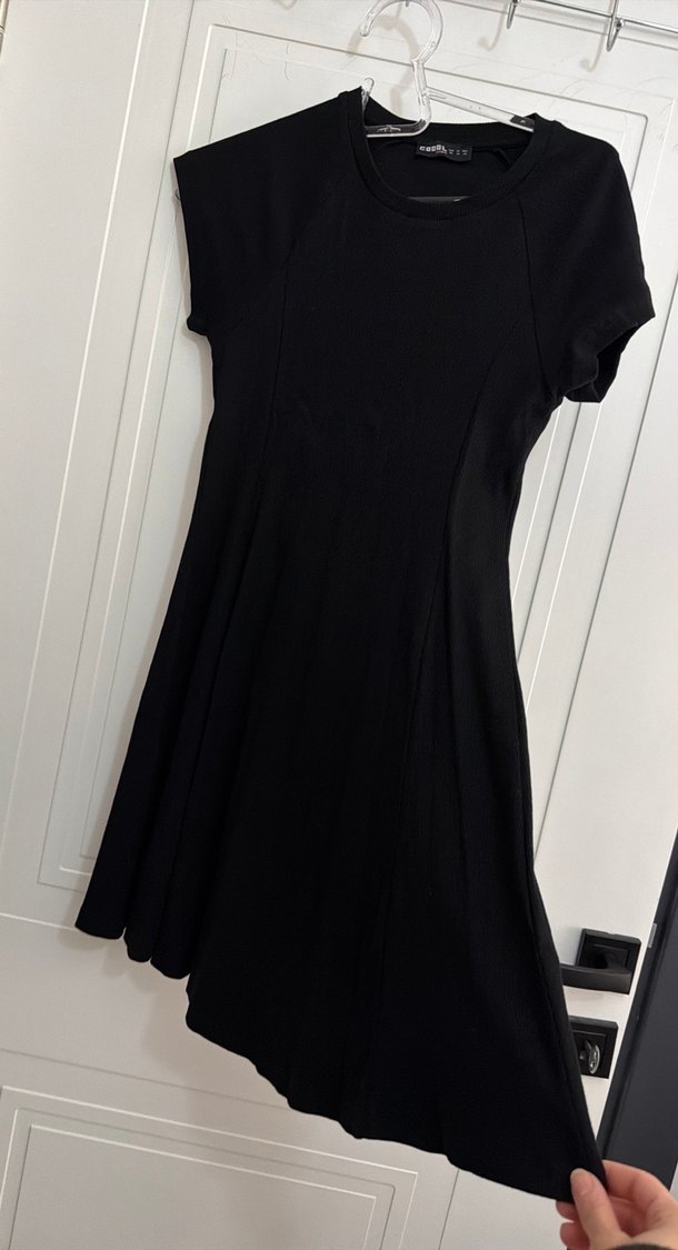 Siyah V Yakalı Kısa Kollu Midi Elbise - Görsel 2