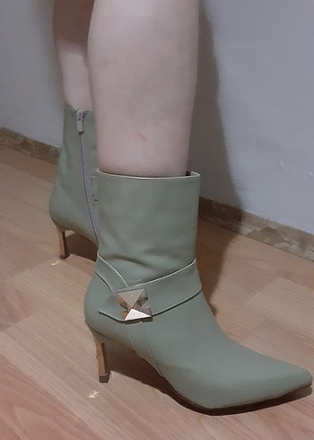 Bej Deri Stiletto Topuklu Kadın Bot