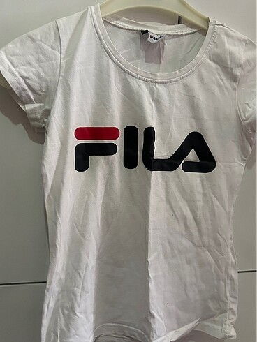 Dışa beyaz tshirt