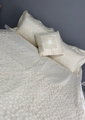 İşlemeli Beyaz Yatak Örtüsü - Görsel 4