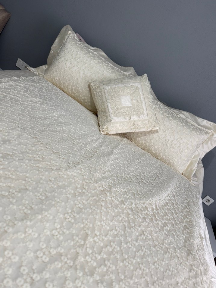 İşlemeli Beyaz Yatak Örtüsü - Görsel 4