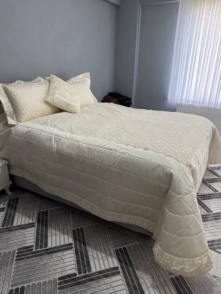 İşlemeli Beyaz Yatak Örtüsü - Görsel 3