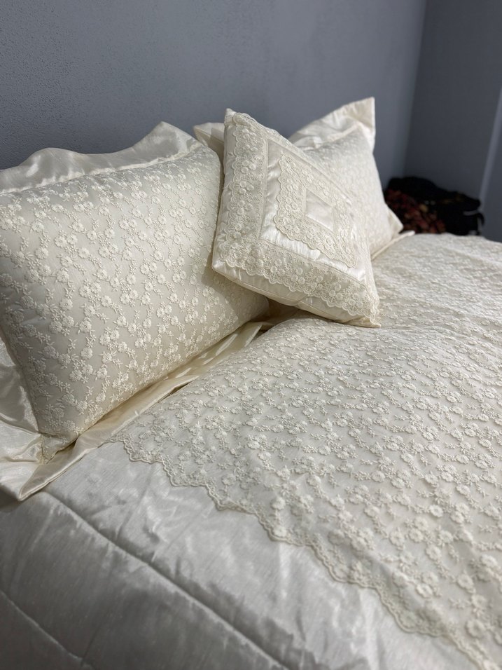 İşlemeli Beyaz Yatak Örtüsü - Görsel 2