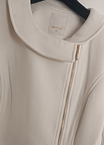 Kemer Detaylı beyaz kaban - Görsel 5